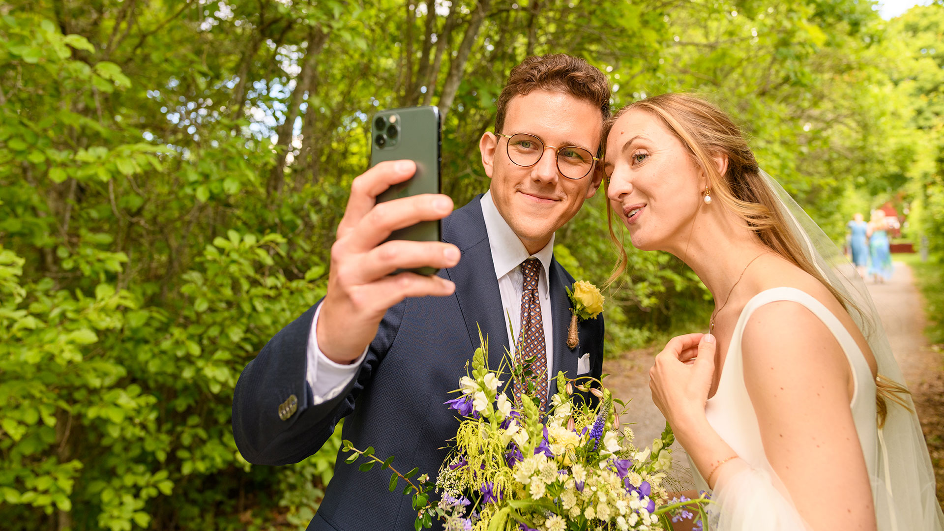 Ett brudpar tar en selfie.